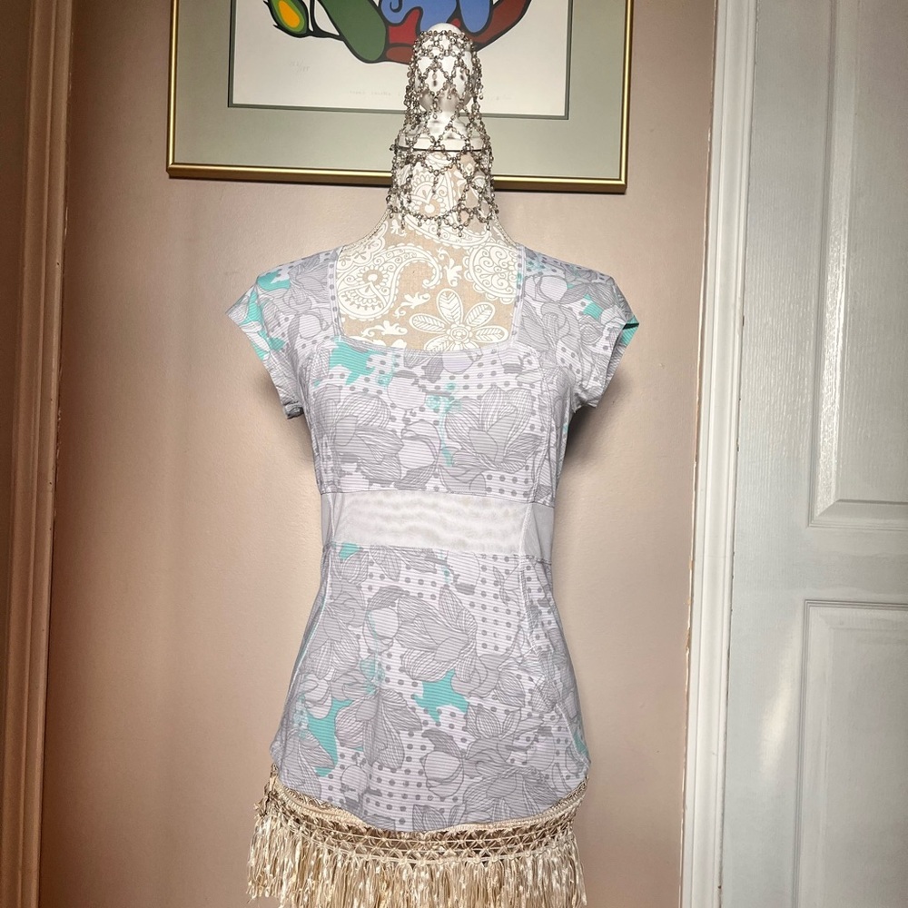 2/$50 Lululemon Cap Sleeve Top with Floral Design and Mesh Inserts Size 6